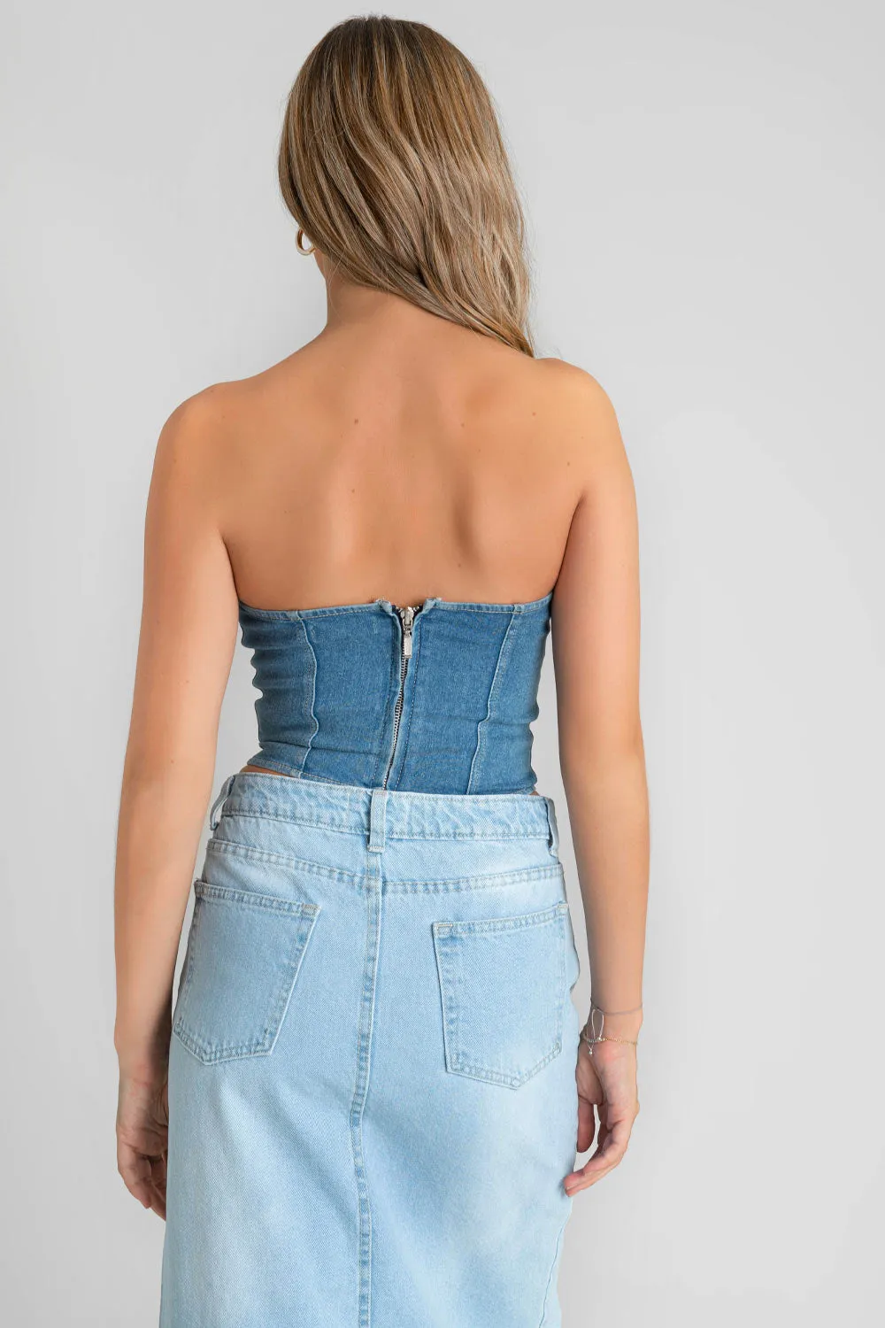 Corset de denim escote corazón con costuras