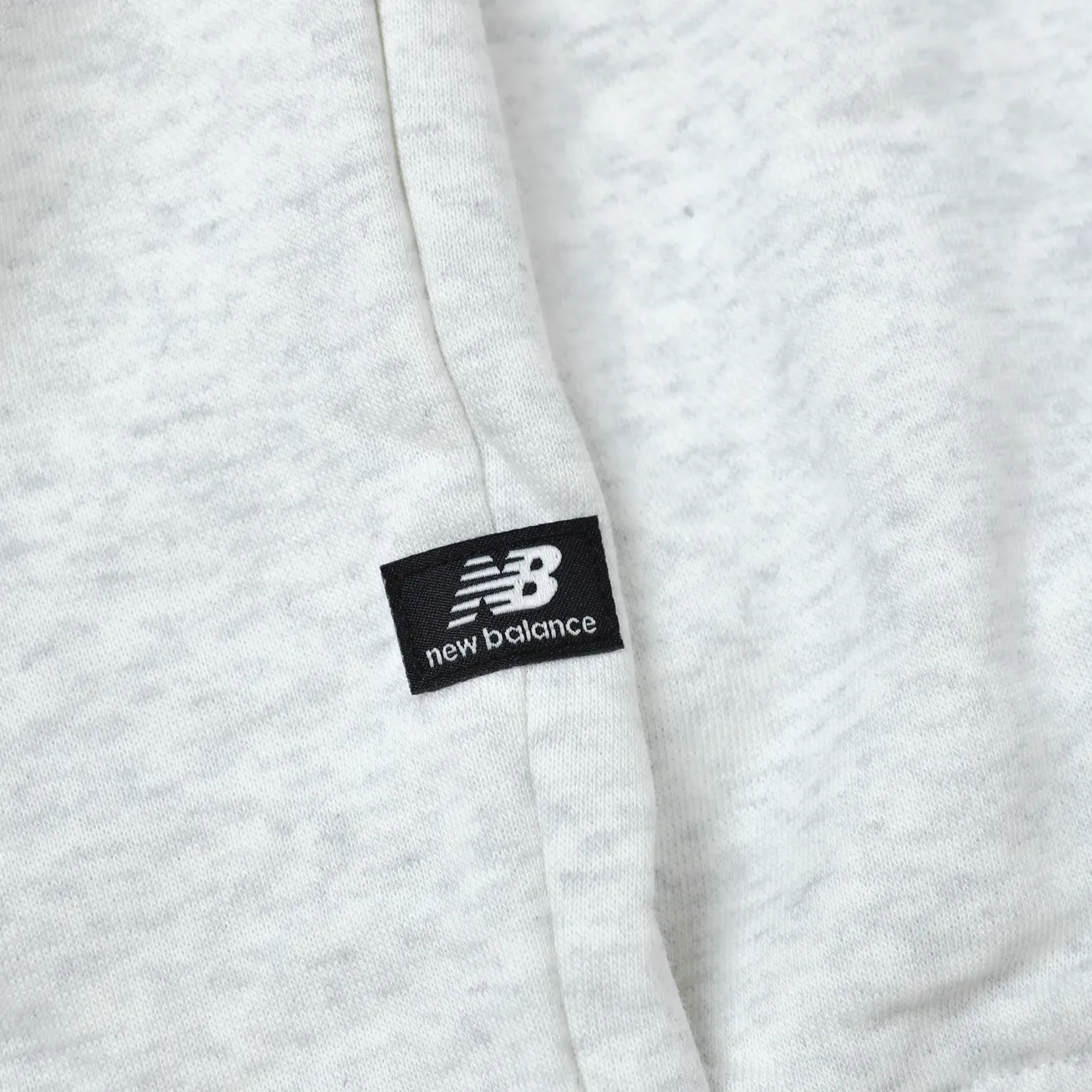 New Balance Essential Fleece Logo Hoodie [AMT23511]