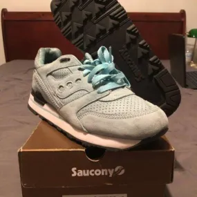 Sneaker poltics x saucony courageous 10